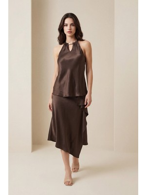 Setre Sütlü Kahve Yakada Pencere ve Aksesuar Detaylı Askılı Bluz