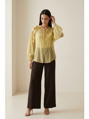 Setre Sarı Bağlama Detaylı, Omuz Fırfırlı Saten Dokulu Bluz