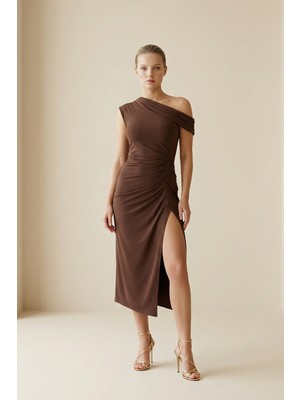 Setre Acı-Kahve Asimetrik Yaka Ve Belden Büzgü Detaylı Yırtmaçlı Tam Kalıp Elbise