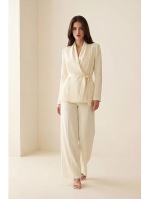 Setre Krem Yaka Detaylı Belden Kemerli Ceket Yandan Lastik Detaylı Rahat Kesim Pantolonlu Takım