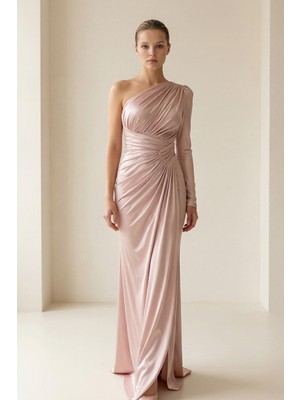 Setre Pudra Tek Kol Detaylı Drapeli Belden Oturtmalı ve Yırtmaçlı Uzun Abiye Elbise