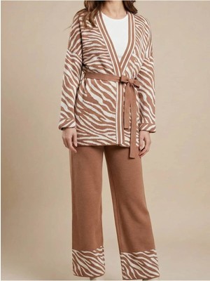 Crystalia Zebra Desenli Beli Kemerli Kahverengi - Beyaz Triko Kadın Takım