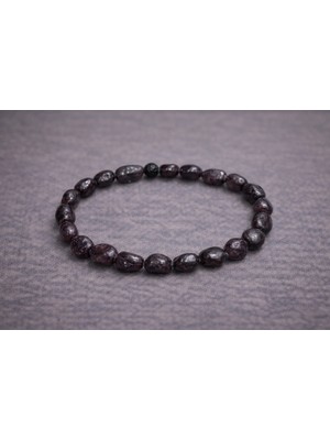 Doğaltaş Lal Amorf Kesim Bileklik – Derin Kırmızı ve Güçlü Zarafet