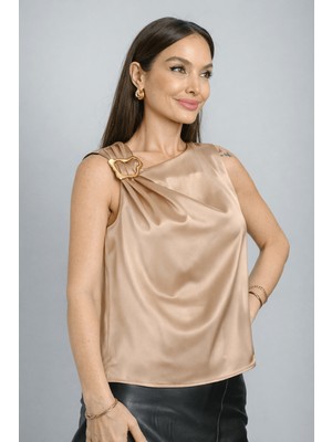 Sweetness Kadın Bej Likralı Saten Metal Aksesuarlı Kolsuz Abiye Bluz
