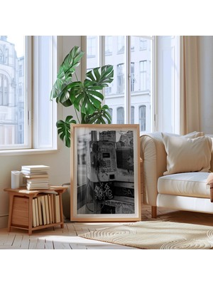 Ninastore Grafiti Temalı Telefon Kulübesi Sanat Baskısı: Retro Siyah Beyaz Fotoğraf (Dijital Indirme)