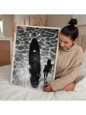 Ninastore Havada Sörf Yapan Kız Baskısı: Vintage Siyah Beyaz Plaj Sanatı (Dijital Indirme)