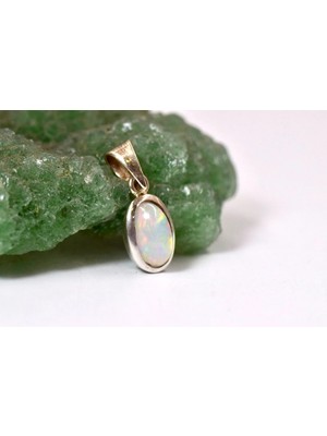 Doğaltaş Gümüş Opal Kolye – Işıltılı Renk Oyunları ve Zarif Şıklık