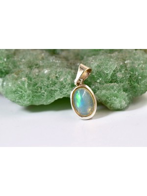 Doğaltaş Gümüş Opal Kolye – Işıltılı Renk Oyunları ve Zarif Şıklık