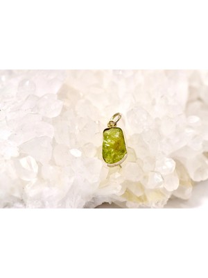 Doğaltaş Zebercet (Peridot) Taşlı Gümüş Kolye – Arınma, Yenilenme ve Kalp Ferahlığı