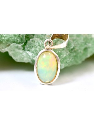 Doğaltaş Gümüş Opal Kolye – Işıltılı Renk Oyunları ve Zarif Şıklık