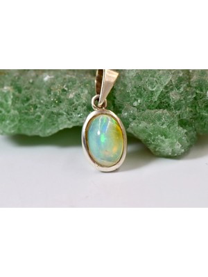 Doğaltaş Gümüş Opal Kolye – Işıltılı Renk Oyunları ve Zarif Şıklık