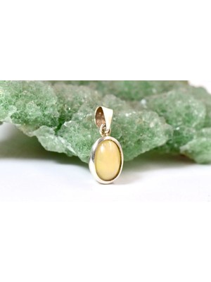 Doğaltaş Gümüş Opal Kolye – Işıltılı Renk Oyunları ve Zarif Şıklık