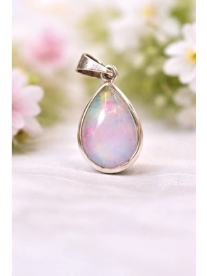 Doğaltaş Gümüş Opal Kolye – Işıltılı Renk Oyunları ve Zarif Şıklık