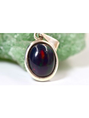 Doğaltaş Gümüş Opal Kolye – Işıltılı Renk Oyunları ve Zarif Şıklık