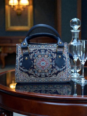 Kare El Çantası Kadın