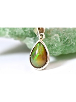 Doğaltaş Gümüş Opal Kolye – Işıltılı Renk Oyunları ve Zarif Şıklık