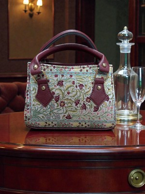 Kare El Çantası Kadın