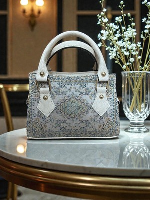 Kare El Çantası Kadın