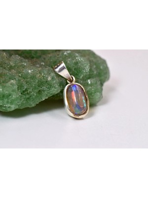 Doğaltaş Gümüş Opal Kolye – Işıltılı Renk Oyunları ve Zarif Şıklık
