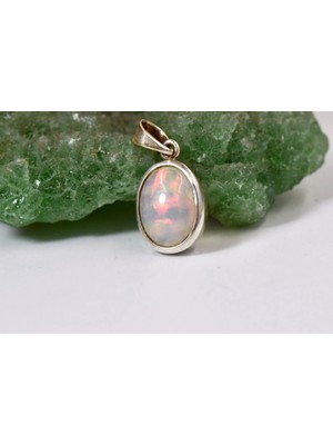 Doğaltaş Gümüş Opal Kolye – Işıltılı Renk Oyunları ve Zarif Şıklık