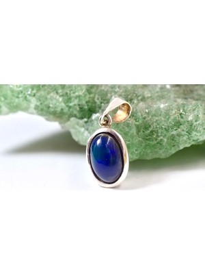 Doğaltaş Gümüş Opal Kolye – Işıltılı Renk Oyunları ve Zarif Şıklık