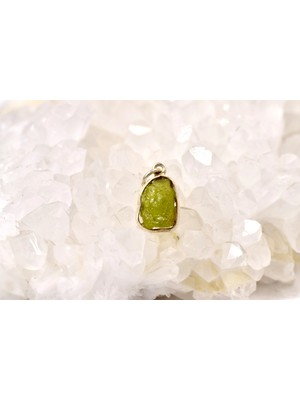 Doğaltaş Zebercet (Peridot) Taşlı Gümüş Kolye – Arınma, Yenilenme ve Kalp Ferahlığı