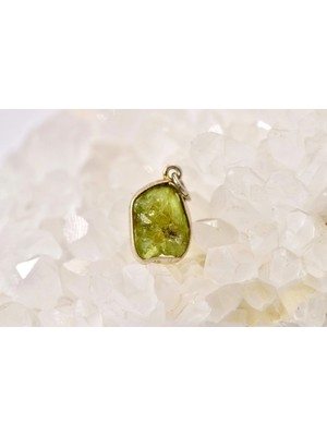 Doğaltaş Zebercet (Peridot) Taşlı Gümüş Kolye – Arınma, Yenilenme ve Kalp Ferahlı