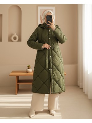 Modamorfo Beli Kemerli Önü Çıtçıtlı Kapşonlu Astarlı Uzun Kapitone Mont -Haki