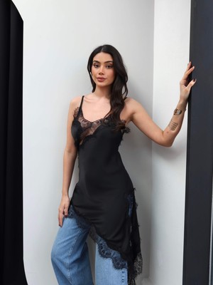 Esra Helvacı Askılı Dantel Detaylı Asimetrik Bluz