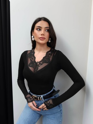 Esra Helvacı V Yaka Dantelli Transparan Bluz