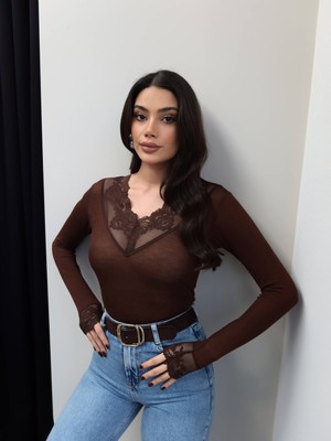 Esra Helvacı V Yaka Dantelli Transparan Bluz