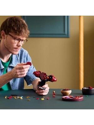 Skygo | Iron Man Mk4 Büstü 76327, Yetişkin Kadınlar ve Erkekler Için Baskılı Bir Isim Levhası ve Çıkarılabilir Iron Man Minifigürü Içeren Koleksiyonluk Model Yapım Seti, Hediye Fikri (436 Parça)