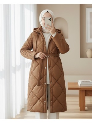 Modamorfo Beli Kemerli Önü Çıtçıtlı Kapşonlu Astarlı Uzun Kapitone Mont -Taba