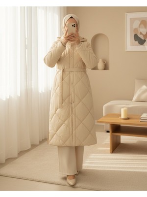 Modamorfo Beli Kemerli Önü Çıtçıtlı Kapşonlu Astarlı Uzun Kapitone Mont -Taş