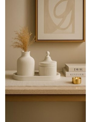 Skygo 3 Parçalı Beyaz Dekoratif Set – Çizgili Vazo, Kapaklı Mumluk & Oval Tepsi