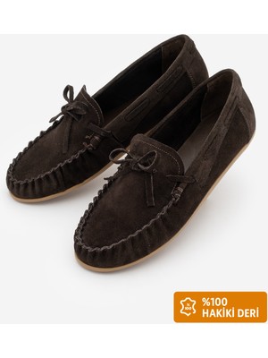 Marjin Kadın Oval Burun Hakiki Deri Bağlamalı Fiyonklu Makosen Dikişli Büzgülü Loafer Günlük Ayakkabı Tavon Kahve Süet