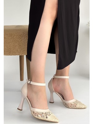 Alfaze Bej Cilt Kemerli Tül Detaylı Topuklu Ayakkabı Topuk Boyu 8,5 cm