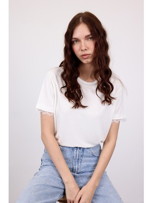 5in1Canpolat Ekru Kolları Dantel Detaylı Tişört