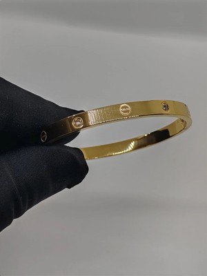 Cadde Dükkanı Crter Figürlü Taşlı Çelik Gold Bileklik