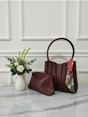 Kadın Bordo Deri Görünümlü Omuz Çantası & Makyaj Çantası Seti – Fular Detaylı