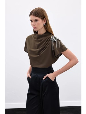 Sateen Tek Omuz Aksesuarlı Salaş Bluz - Kahve