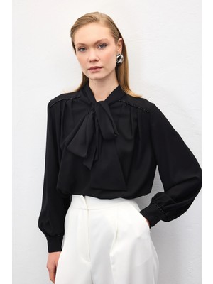 Sateen Aksesuar Detaylı Fularlı Bluz - Siyah