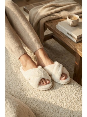 Lela Yumuşak Dokulu Çapraz Peluş Terlik Kadın Terlik 6722001