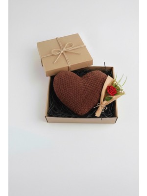 Dekoratif Kalp Yastık & Gül Buketi – El Örgüsü Tasarım, Hediye Seti