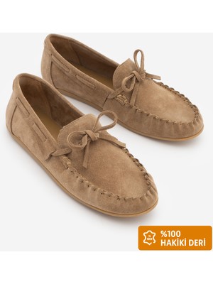 Marjin Kadın Loafer  Günlük  Ayakkabı Tavon Oval Burun Hakiki Deri Camel Süet Düz Tabanlı Bağlamalı Fiyonklu Makosen Dikişli Büzgülü