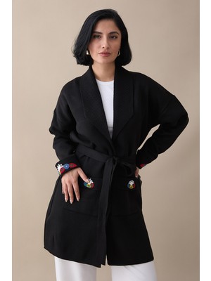 inStyle Cepleri ve Kolları Nakış Işlemeli Siyah Triko Ceket