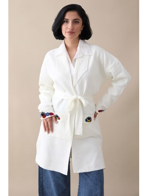 inStyle Cepleri ve Kolları Nakış Işlemeli Beyaz Triko Ceket