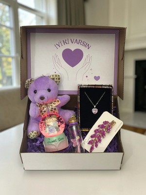 Iyi Ki Varsın Hediye Kutusu – Kalpli Kolye, Işıklı Kar Küresi, Peluş Ayıcık ve Dilek Şişesi