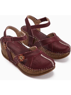 Limoya Hakiki Deri Katlyn Bordo Çiçek Detaylı Burnu Kapalı Dolgu Topuklu Sandalet