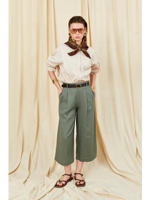 Tena Kadın Haki Kemer Detaylı Çift Pileli Bemuda Keten Pantolon